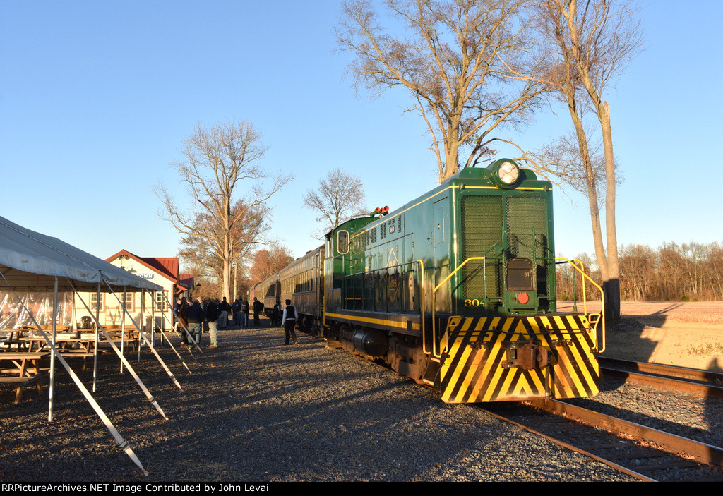 The train has arrived back at the South Woodstown Depot